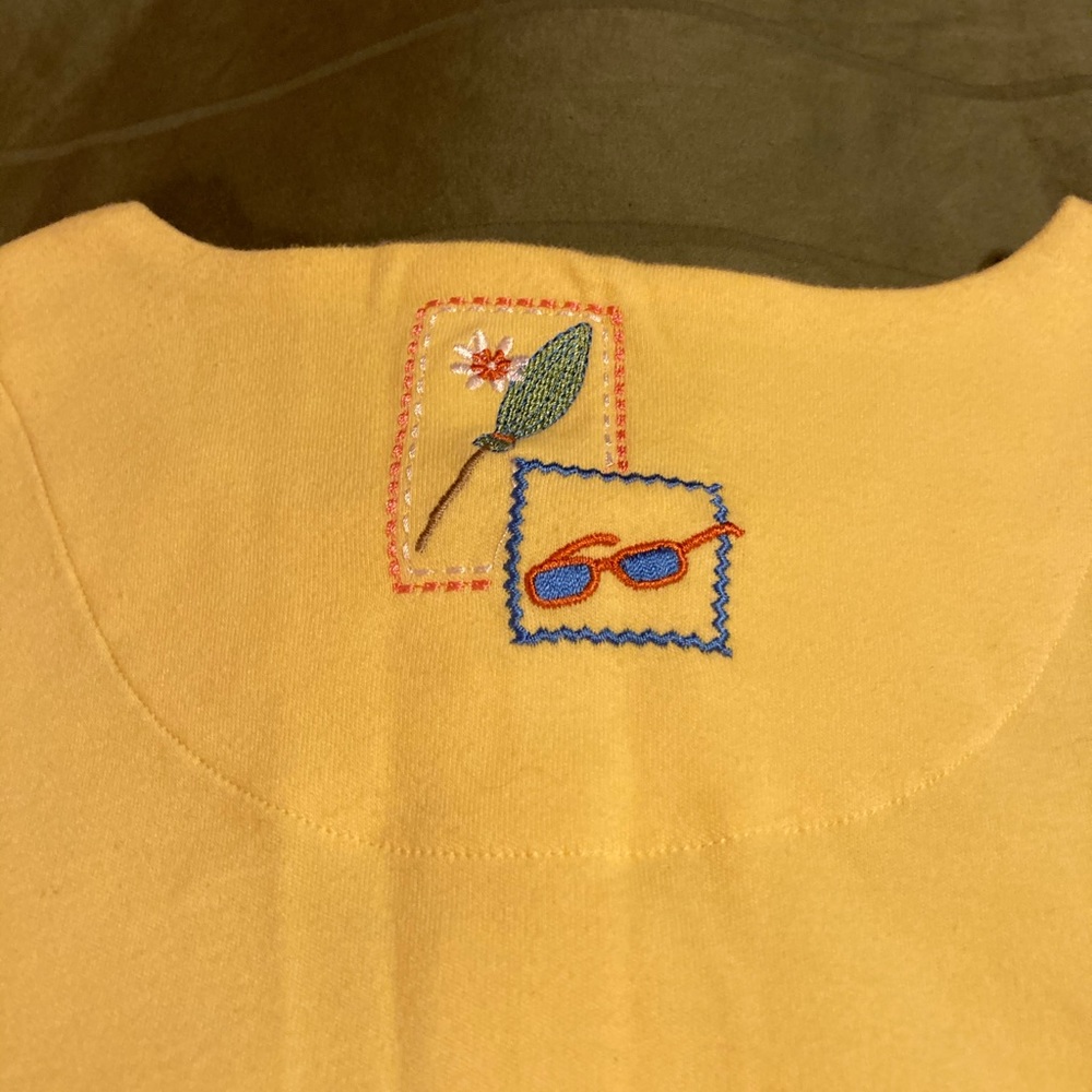 Breckenridge button top with embroidered beach motif - Picture 7 of 8